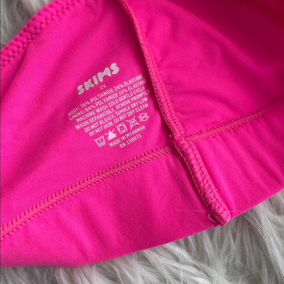 SKIMS | Fits Everybody Triangle Bralette in Neon Pink - Picture 8 of 10